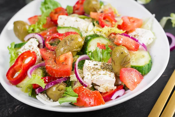 希腊沙拉 新鲜西红柿 红洋葱 羊乳酪和青橄榄 健康素食 — 图库照片