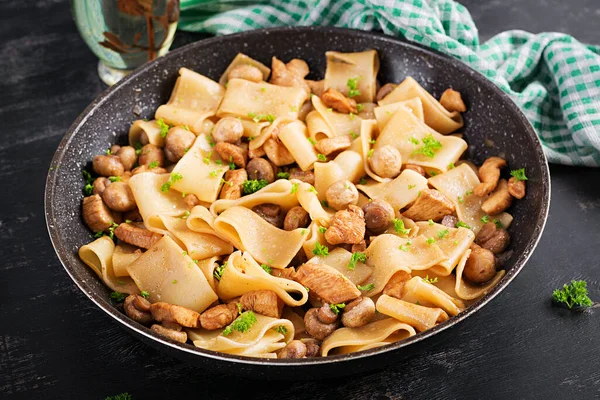 Pasta Calamarata Mit Hühnerfleisch Champignons Und Sojasauce Italienische Küche — Stockfoto