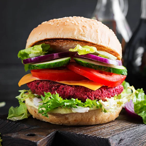 Egészséges Vegán Cékla Burger Paradicsommal Uborkával Vöröshagymával Szósszal Sötét Háttér — Stock Fotó