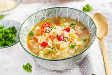 Sebze çorbası, makarnalı İtalyan sebze çorbası..