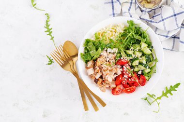 Izgara tavuk fileto ve taze sebze salatası, marul, roka, salatalık domates ve peynir. Sağlıklı yemek menüsü. Diyet yemek. Üst görünüm