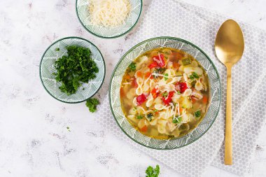 Sebze çorbası, makarnalı İtalyan sebze çorbası. Üst manzara, düz uzanma