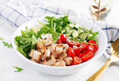 Izgara tavuk fileto ve taze sebze salatası, marul, roka, salatalık domates ve peynir. Sağlıklı yemek menüsü. Diyet yemek..