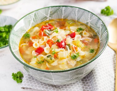 Sebze çorbası, makarnalı İtalyan sebze çorbası..