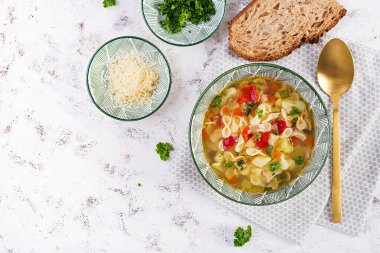 Sebze çorbası, makarnalı İtalyan sebze çorbası. Üst manzara, düz uzanma