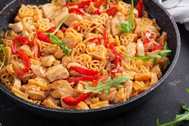 Domates soslu kalp şeklinde makarna, tavuk ve roka soslu tatlı biber. Arkaplan, doku