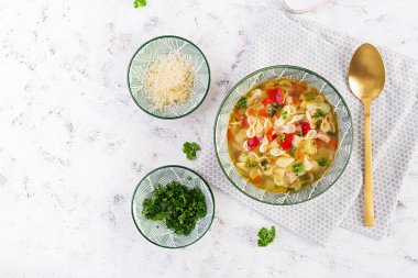 Sebze çorbası, makarnalı İtalyan sebze çorbası. Üst manzara, düz uzanma