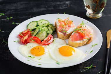 Diyet kahvaltı. Yağda yumurta ve sandviç, tuzlu somon ve taze salata..