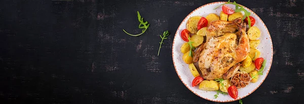 白い皿の中でジャガイモと鶏を焼きます 暗い背景 トップビュー バナー — ストック写真