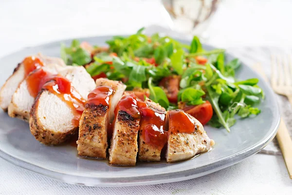 Geroosterde Kipfilet Met Salade Verse Tomaten Arugula — Stockfoto