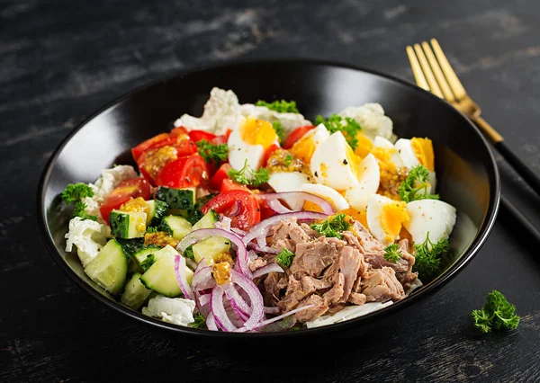 Comida Saudável Salada Atum Com Ovos Alface Tomate Cereja Pepino — Fotografia de Stock