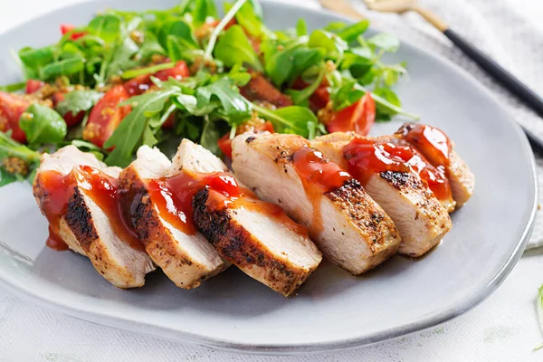 Filete Pollo Asado Con Ensalada Tomates Frescos Rúcula —  Fotos de Stock