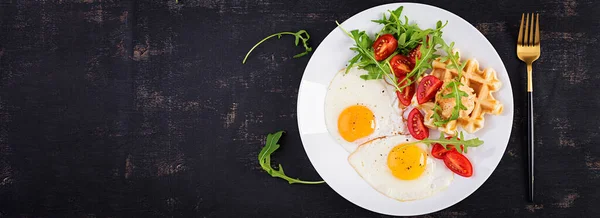 Sarapan Dengan Wafel Keju Telur Goreng Tomat Hummus Dan Arugula — Stok Foto