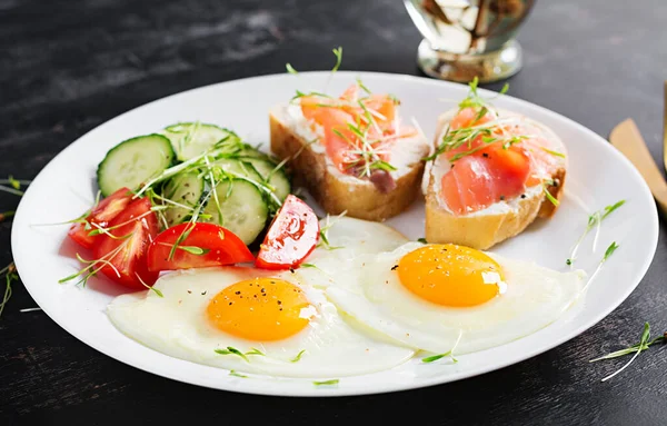 Diet Sarapan Telur Goreng Dan Sandwich Dengan Salmon Asin Dan — Stok Foto