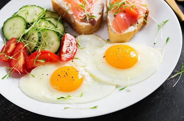 Desayuno Dietético Huevos Fritos Sándwiches Con Salmón Salado Ensalada Fresca — Foto de Stock