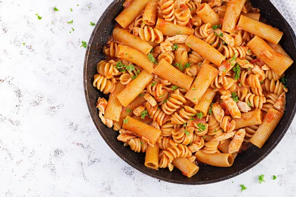 Massa Fusilli Molho Tomate Com Frango Tomates Decorados Com Salsa — Fotografia de Stock