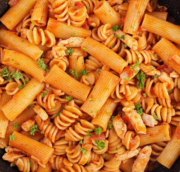 Pâtes Fusilli Sauce Tomate Poulet Tomates Décorées Persil Sur Table — Photo