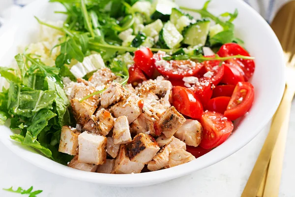 Grilled Chicken Fillet Fresh Vegetable Salad Lettuce Arugula Cucumber Tomato — Stock Photo, Image