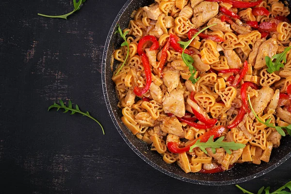 Pastas Forma Corazón Salsa Tomate Con Pollo Pimiento Dulce Con — Foto de Stock