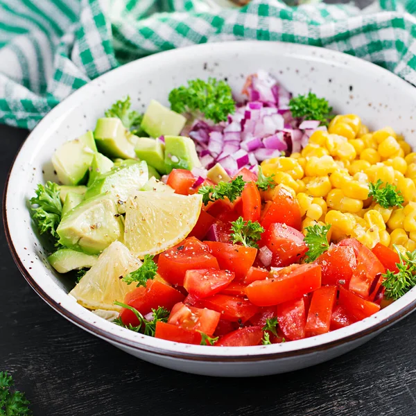 Ensalada Con Aguacate Tomate Cebolla Roja Maíz Dulce Bowl Cuenco — Foto de Stock