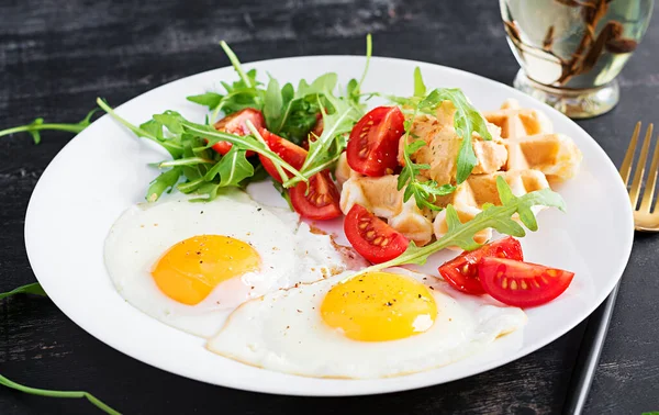 Desayuno Con Gofres Queso Huevos Fritos Tomate Hummus Rúcula Sobre —  Fotos de Stock