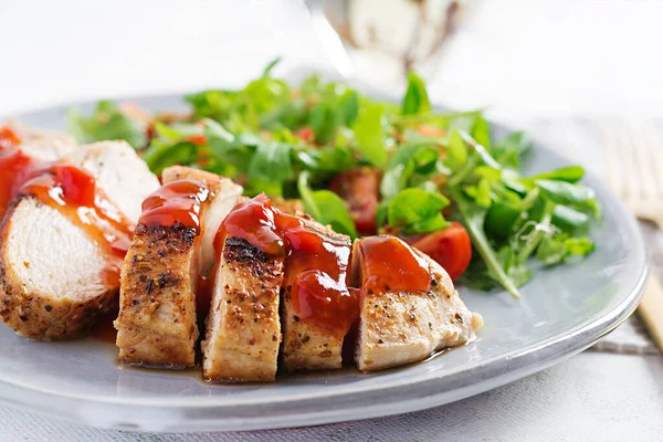 Gebratenes Hühnerfilet Mit Salat Frischen Tomaten Und Rucola — Stockfoto