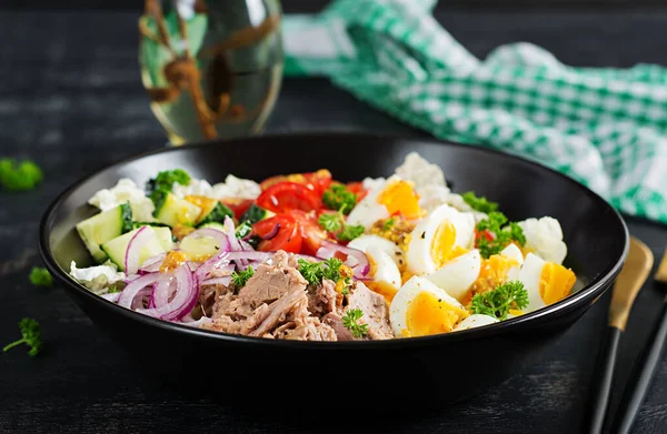 Friska Livsmedel Tonfisksallad Med Ägg Sallad Körsbärstomater Gurka Och Rödlök — Stockfoto