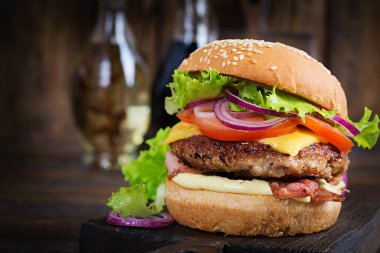 Pastırmalı hamburger, hindi burger eti, peynir, domates ve marul. Lezzetli burger. Kapat.
