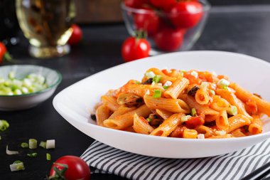 Klasik İtalyan usulü makarna, midye ve yeşil soğanlı marinara sosu. Marinara soslu makarna..