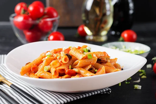 Classica Penne Marinara Con Cozze Cipolle Verdi Tavola Scura Pasta — Foto Stock