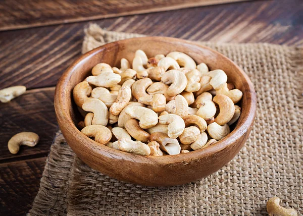 Leckere Cashewnüsse Schüssel Auf Holztisch — Stockfoto