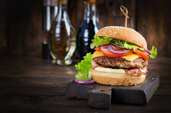 Hamburgare Med Bacon Kalkon Burgare Kött Ost Tomat Och Sallad — Stockfoto