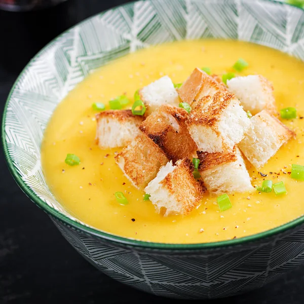 Cremige Kürbispüree Suppe Mit Croutons Paprika Und Zwiebeln — Stockfoto