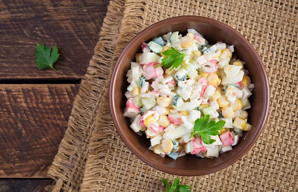 Salată Porumb Bastoane Crab Castron Masă Lemn Bucătărie Tradițională Rusă Fotografie de stoc