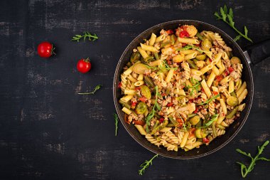 İtalyan makarna makarna ve kıyma ve sebzeli fusilli. - Öğle yemeği. Üst görünüm