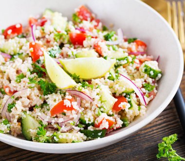 Tabbouleh salatası. Geleneksel Ortadoğu ya da Arap yemeği. Maydanoz, salatalık, kuskus ve domatesli vejetaryen salatası..