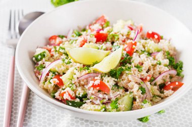 Tabbouleh salatası. Geleneksel Ortadoğu ya da Arap yemeği. Maydanoz, salatalık, kuskus ve domatesli vejetaryen salatası..