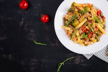 İtalyan makarna makarna ve kıyma ve sebzeli fusilli. - Öğle yemeği. Üst görünüm, yukarıda