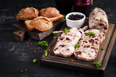 Dilimlenmiş tavuk, yeşil bezelye ve kurutulmuş meyveli leziz et kabuğu. Köfte..