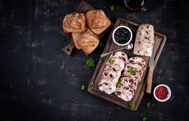 Dilimlenmiş tavuk, yeşil bezelye ve kurutulmuş meyveli leziz et kabuğu. Rulo köfte. Üst görünüm, yukarıda