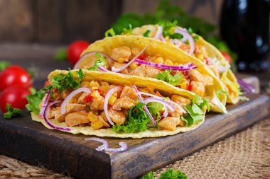 Meksika tacoları, tavuk eti, sebze ve kırmızı soğan. Meksika tacosu..