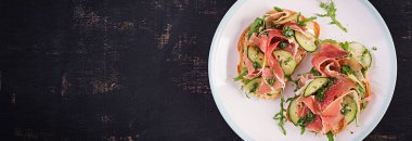 Kahvaltı ya da brunch. Prosciutto ya da jamonlu sandviçi beyaz tabakta aç. Akdeniz aperatifi. Üst görünüm, genel görünüm