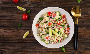 Tabbouleh salatası. Geleneksel Ortadoğu ya da Arap yemeği. Maydanoz, salatalık, kuskus ve domatesli vejetaryen salata. Üst görünüm, yukarıda