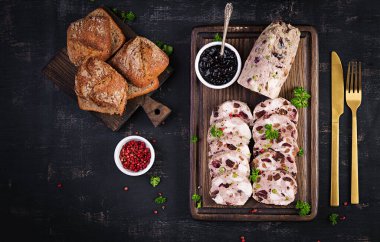 Dilimlenmiş tavuk, yeşil bezelye ve kurutulmuş meyveli leziz et kabuğu. Rulo köfte. Üst görünüm, yukarıda