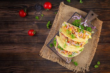 Meksika tacoları, tavuk eti, sebze ve kırmızı soğan. Meksika takosu. Üst görünüm, yukarıda