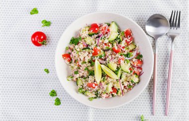 Tabbouleh salatası. Geleneksel Ortadoğu ya da Arap yemeği. Maydanoz, salatalık, kuskus ve domatesli vejetaryen salata. Üst görünüm, yukarıda