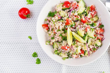 Tabbouleh salatası. Geleneksel Ortadoğu ya da Arap yemeği. Maydanoz, salatalık, kuskus ve domatesli vejetaryen salata. Üst görünüm, yukarıda