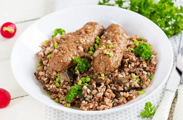 Hälsosam Middag Lunchskål Med Bovetegröt Bakade Köttkotletter Och Rostade Äggplantor — Stockfoto