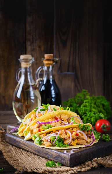 Mexican Tacos Chicken Meat Vegetables Red Onion Mexican Taco — Stock Photo, Image