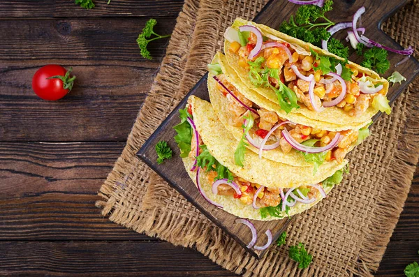 Mexikói Taco Csirkehússal Zöldséggel Hagymával Mexikói Taco Felülnézet Fent — Stock Fotó